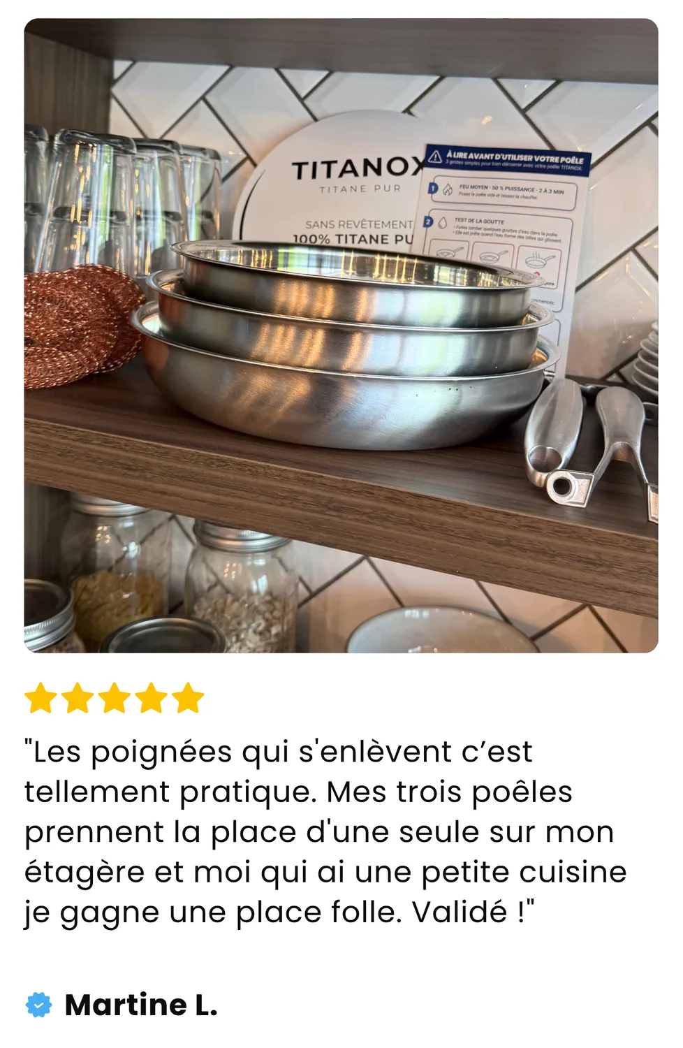 Avis de Martine L. : Les poignées qui s'enlèvent c'est tellement pratique. Mes trois poêles prennent la place d'une seule sur mon étagère et moi qui ai une petite cuisine je gagne une place folle. Validé !